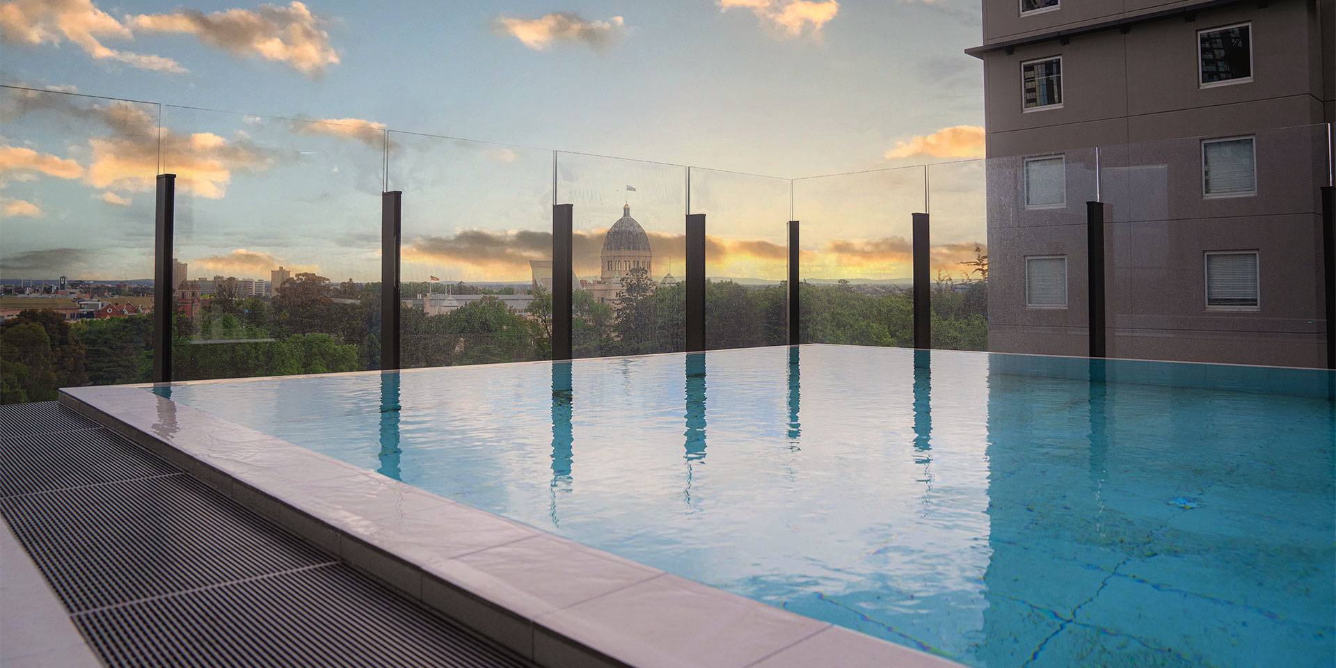 Colliers_Sapphire_Amenities_Pool_Group-2_1920x960